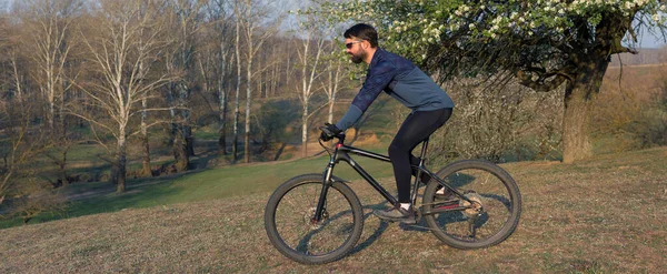Cyklist Shorts Och Jersey Modern Kol Hardtail Cykel Med Luftfjädring — Stockfoto
