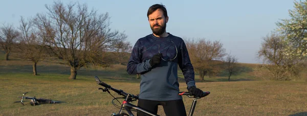 Cyklist Shorts Och Jersey Modern Kol Hardtail Cykel Med Luftfjädring — Stockfoto