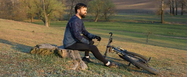 Radler Kurzen Hosen Und Trikot Auf Einem Modernen Carbon Hardtail — Stockfoto