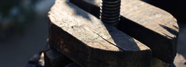 Kırmızılı şarap presi ve sarmal vida. Geleneksel İtalyan şarabı üretimi, üzüm ezme.