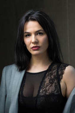 Dantelli, dramatik tonlarda esmer bir kızın portresi. Vintage fotoğraf.