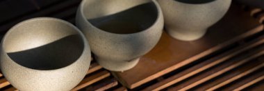 Ahşap zemin üzerinde kilden yapılmış seramik kaseler..