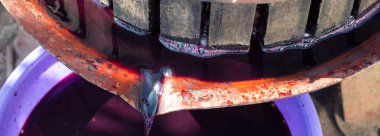 Kırmızılı şarap presi ve sarmal vida. Geleneksel İtalyan şarabı üretimi, üzüm ezme.