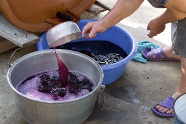 Şarap üreticisi varillere taşınmak için üzüm suyu döker..