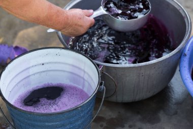 Şarap üreticisi varillere taşınmak için üzüm suyu döker..