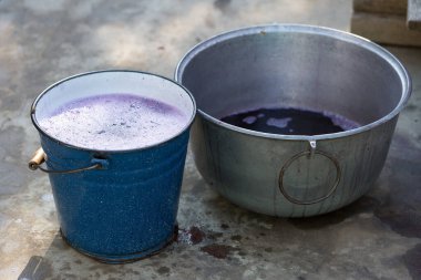 Üzüm suyu sonbahar hasadı sırasında kapanıyor. Geleneksel şarap yapma tekniği. Üzüm filtreleme.