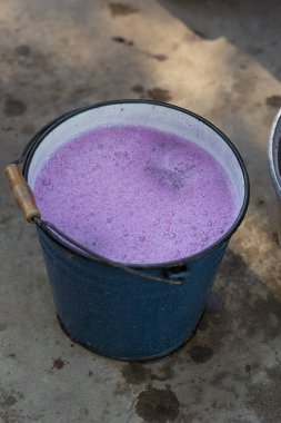 Üzüm suyu sonbahar hasadı sırasında kapanıyor. Geleneksel şarap yapma tekniği. Üzüm filtreleme.