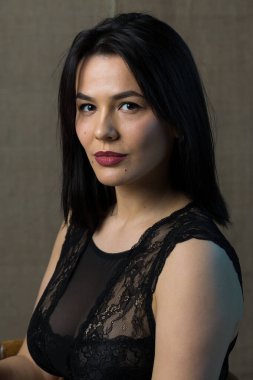 Dantelli, dramatik tonlarda esmer bir kızın portresi. Vintage fotoğraf.