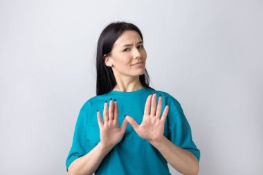 Rahatsız edici güzel esmer portresi, el hareketlerini durdurmak için kaldırıyor. Bu kadar yeter, teşekkürler..