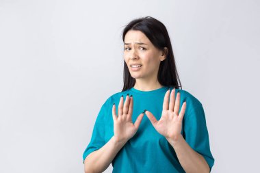 Rahatsız edici güzel esmer portresi, el hareketlerini durdurmak için kaldırıyor. Bu kadar yeter, teşekkürler..