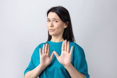 Rahatsız edici güzel esmer portresi, el hareketlerini durdurmak için kaldırıyor. Bu kadar yeter, teşekkürler..