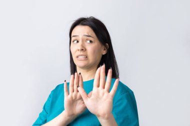 Rahatsız edici güzel esmer portresi, el hareketlerini durdurmak için kaldırıyor. Bu kadar yeter, teşekkürler..