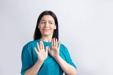 Rahatsız edici güzel esmer portresi, el hareketlerini durdurmak için kaldırıyor. Bu kadar yeter, teşekkürler..