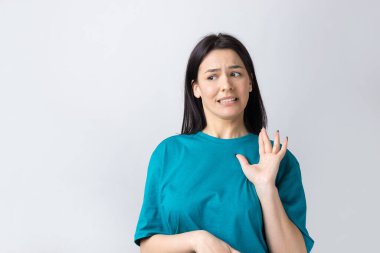 Rahatsız edici güzel esmer portresi, el hareketlerini durdurmak için kaldırıyor. Bu kadar yeter, teşekkürler..