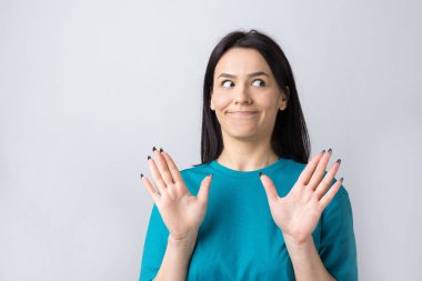 Rahatsız edici güzel esmer portresi, el hareketlerini durdurmak için kaldırıyor. Bu kadar yeter, teşekkürler..