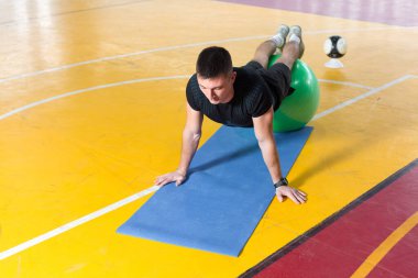 Spor giyimli atletik adam ve spor salonunda spor yapıyor..