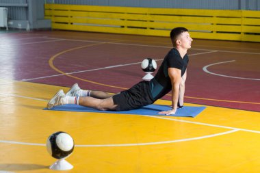 Spor giyimli atletik adam ve spor salonunda spor yapıyor..