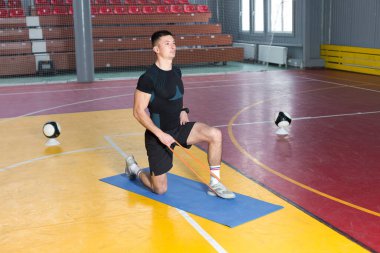 Spor giyimli atletik adam ve spor salonunda spor yapıyor..