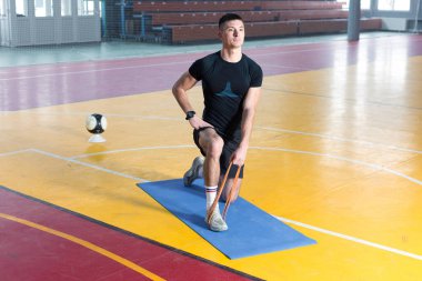 Spor giyimli atletik adam ve spor salonunda spor yapıyor..