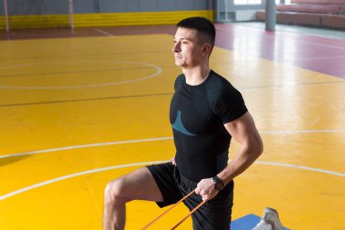 Spor giyimli atletik adam ve spor salonunda spor yapıyor..