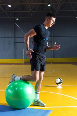 Spor giyimli atletik adam ve spor salonunda spor yapıyor..