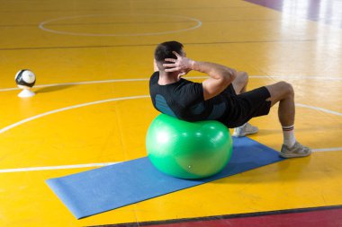 Spor giyimli atletik adam ve spor salonunda spor yapıyor..