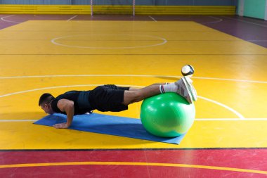 Spor giyimli atletik adam ve spor salonunda spor yapıyor..