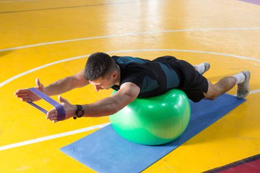 Spor giyimli atletik adam ve spor salonunda spor yapıyor..