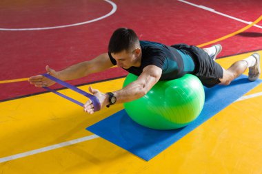 Spor giyimli atletik adam ve spor salonunda spor yapıyor..