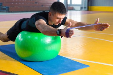 Spor giyimli atletik adam ve spor salonunda spor yapıyor..