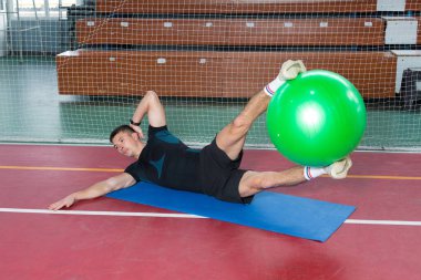 Spor giyimli atletik adam ve spor salonunda spor yapıyor..