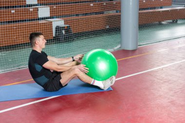 Spor giyimli atletik adam ve spor salonunda spor yapıyor..