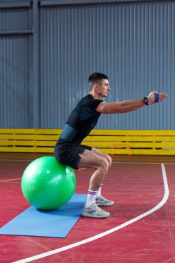 Spor giyimli atletik adam ve spor salonunda spor yapıyor..