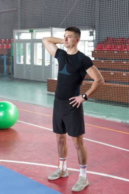 Spor giyimli atletik adam ve spor salonunda spor yapıyor..