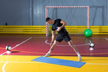 Spor giyimli atletik adam ve spor salonunda spor yapıyor..