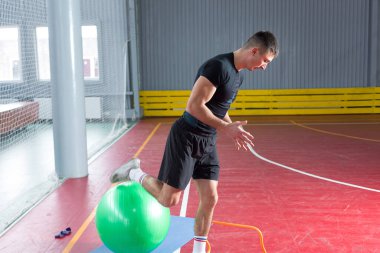 Spor giyimli atletik adam ve spor salonunda spor yapıyor..