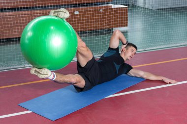 Spor giyimli atletik adam ve spor salonunda spor yapıyor..