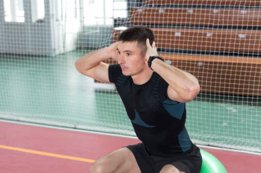 Spor giyimli atletik adam ve spor salonunda spor yapıyor..