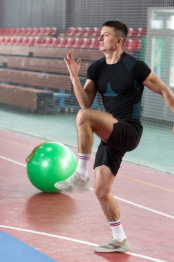 Spor giyimli atletik adam ve spor salonunda spor yapıyor..