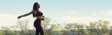 Genç çekici kadın dışarıda egzersiz yapıyor..