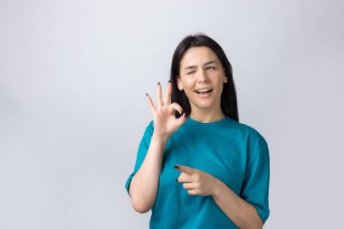 Gülümseyen kız el kol hareketi yapıyor.