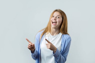 Kafkasyalı genç ve mutlu bir kadın işaret ediyor..