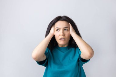 El ele tutuşan çekici bir kadının portresi. İnsan yüzü ifadeleri ve duyguları.