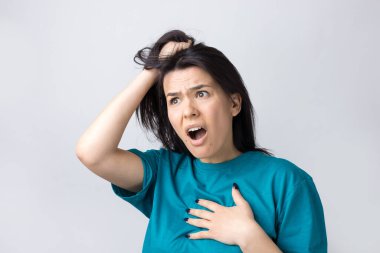 El ele tutuşan çekici bir kadının portresi. İnsan yüzü ifadeleri ve duyguları.