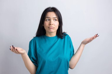 - Bilmiyorum. - Neden? Kafası karışmış esmer bir kadının stüdyo çekimi..