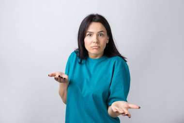 - Bilmiyorum. - Neden? Kafası karışmış esmer bir kadının stüdyo çekimi..