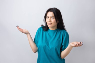 - Bilmiyorum. - Neden? Kafası karışmış esmer bir kadının stüdyo çekimi..