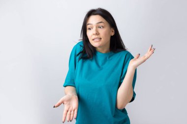 - Bilmiyorum. - Neden? Kafası karışmış esmer bir kadının stüdyo çekimi..