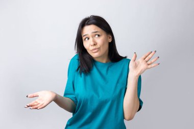 - Bilmiyorum. - Neden? Kafası karışmış esmer bir kadının stüdyo çekimi..