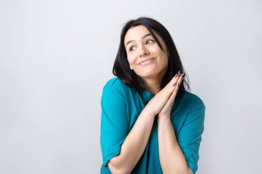 Çaresiz yüzlü güzel bir kız, yardım istiyor, avuç içlerini birbirine bastırıyor..